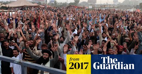 Pakistani Police Clash With Protesters At Anti Blasphemy Sit In