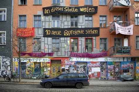 Da die anwohner der „rigaer 94 den eingangsbereich mit zwei toren nicht nur verschlossen, sondern regelrecht verbarrikadiert hatten. Besetzte Häuser in Berlin: Diese Fotos erzählen linke ...