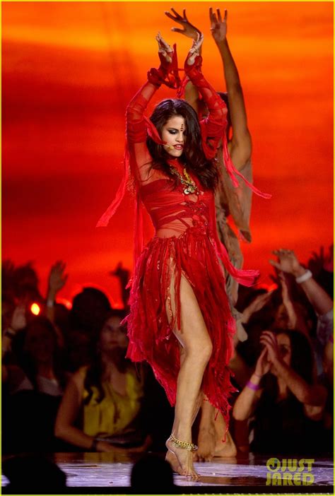Selena Gomez MTV Movie Awards 2013 Performance Photo 2850197