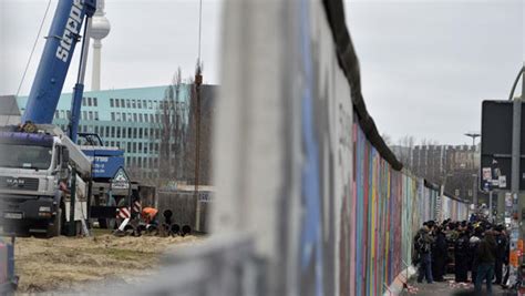 Protest Stalls Removal Of Berlin Wall Section Cbs News