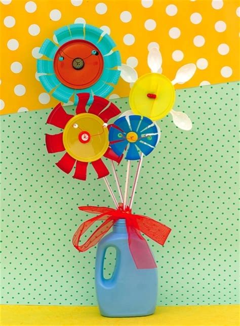 Rub over the paper with crayon held at a slanted position. Paper Plate Flowers - Craftfoxes