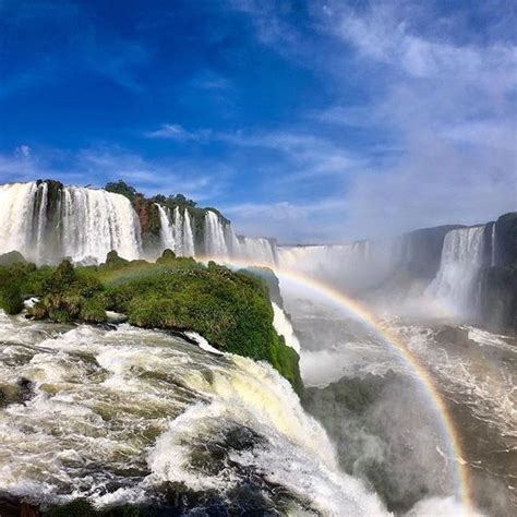 As Cataratas Do Iguaçu Em Dias De Sol Revelam Centenas De Cores