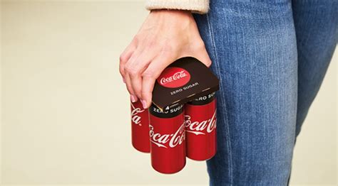 coca cola vervangt plastic verpakking om blikjes door karton
