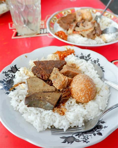 Warung salse menjadi tempat nongkrong di bandung selanjutnya yang bisa sobat traveler warung salse. Warung Amboina di Bangkalan, Tawarkan Nasi Petis Sejak 1960-an