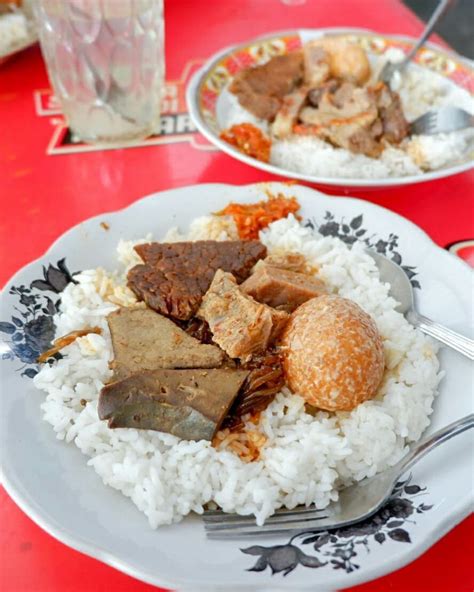 Sekarang ini sudah diteruskan oleh generasi ketiga, yakni bapak abdul latif. Warung Amboina di Bangkalan, Tawarkan Nasi Petis Sejak 1960-an