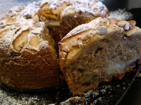 E l'utilizzo finale determinava anche l'uva da utilizzare, bianca, più dolce, come condimento e insaporitore dei piatti, rossa più scura di colore (in particolare l'ancellotta) per dare colore al vino. Ricetta torta di mele con noci e cioccolato (dolce sfida ...