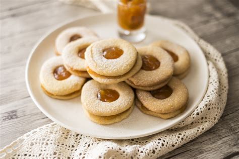 Aggiungere la vanillina, il lievito e il burro morbido. Ricetta Occhi di bue | Agrodolce