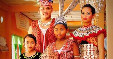 Iban atau dayak iban (dalam bahasa iban iban bermaksud orang atau manusia), adalah salah satu rumpun dayak yang terdapat. Syahira : Perkahwinan Etnik Iban