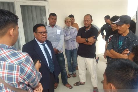 Mengikuti pelatihan bidang penyuluhan perikanan; 48 karyawan perusahaan perikanan yang di-PHK tuntut sisa gaji - ANTARA News Sulawesi Tenggara ...