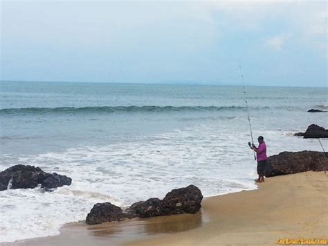 Tasik ini seluas 260 km persegi dan mengandungi 340 pulau kecil. Pantai Bukit Keluang Terengganu - Pantai yang Bergua? Aik