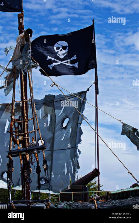Bandera Pirata En Barco Pirata Fotografía De Stock Alamy