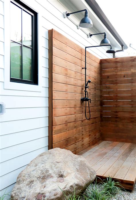 Luxury Outdoor Showers To Update Your Backyard