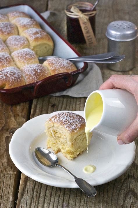 Buchteln mit Marillenmarmelade und mit Vanillesauce Rezept