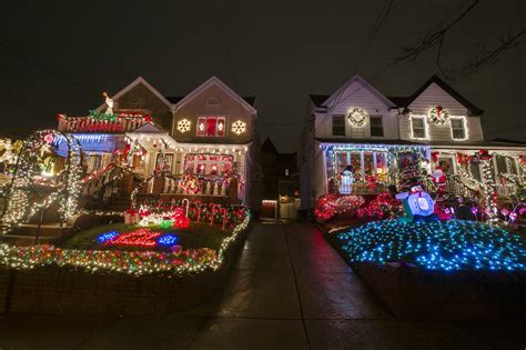 9 Gorgeous Christmas Displays From Dyker Heights The Fiscal Times