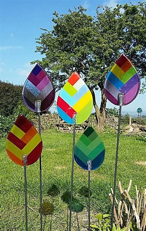 Fused Glass Garden Stakes Modern Design In 2020 Glass Garden Art Glass Garden Glass Fusing