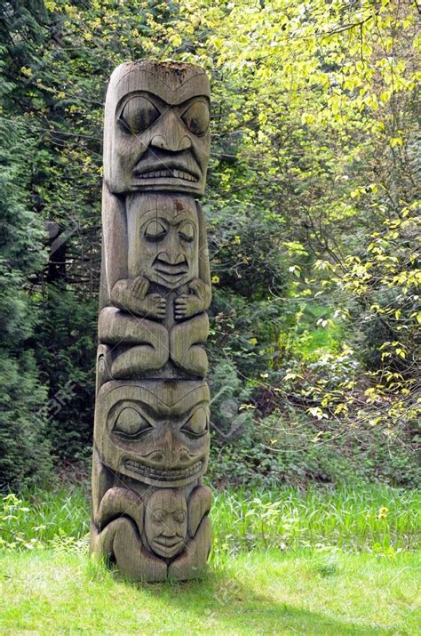 Weathered totem dans le Pacific Northwest forêt Banque d images Poteaux totems