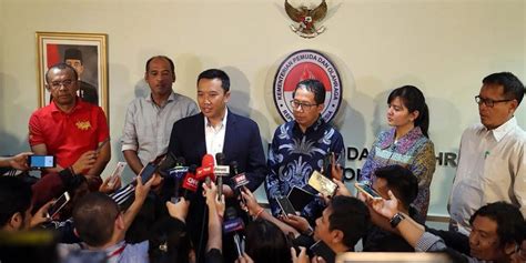 Partai gelombang rakyat indonesia disingkat dengan nama partai gelora indonesia. Menpora Tak Ingin Larang Klub Pakai Gelora Bung Karno - Bola.net