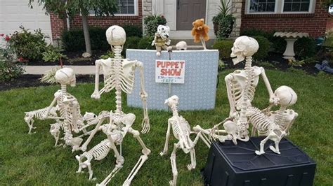 50 Ways To Display Skulls And Skeletons On Halloween Halloween Displays Halloween Skeleton