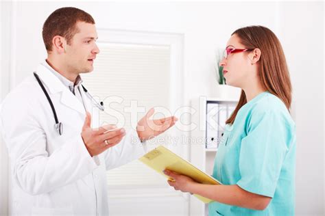 Cuenta personal de javier navarro. Médico Y Enfermera Hablando En LA Stock Photos ...