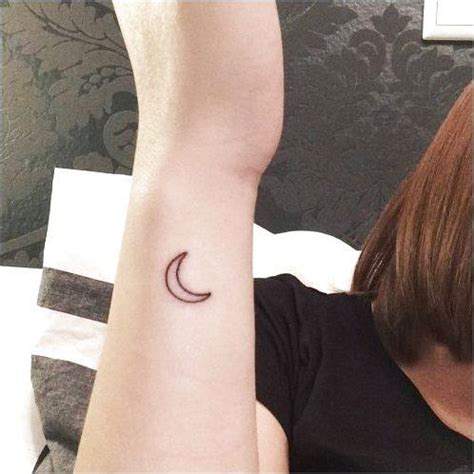 Petite lune de tatouage au poignet droit. #TattooInspiration Cliquez