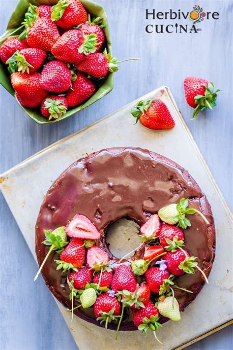 Place half of the strawberries on top, cover with the remaining cake mixture and top with half the remaining chocolate chunks and strawberries. Herbivore Cucina: Eggless Strawberry Chocolate Cake