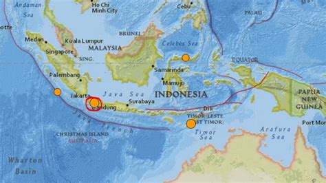 Java Earthquake 162 Killed After Indonesia Quake The Courier Mail