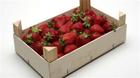 I cassetti altro non sono che dei contenitori. Riciclo creativo | Riutilizzare cassette di legno fragole