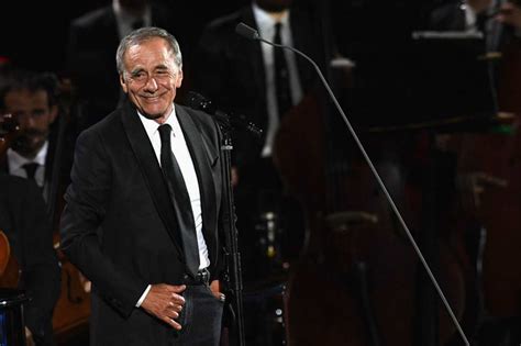 Roberto vecchioni (carate brianza, 25 giugno 1943) è un cantautore, paroliere, scrittore, poeta ed ex professore italiano. Roberto Vecchioni, ecco un suo grande segreto