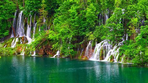 Beutiful Waterfall At Plitvice Lakes National Park Croatia Backiee