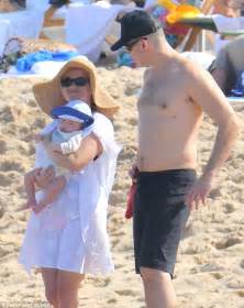 Reese Witherspoon Parades Her Post Pregnancy Figure In Hawaii Daily