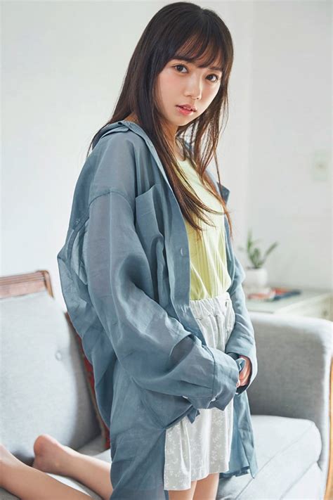 Sakamichi Barefoot Girls Saito Kyoko Model Poses Women Girl Asian Beauty