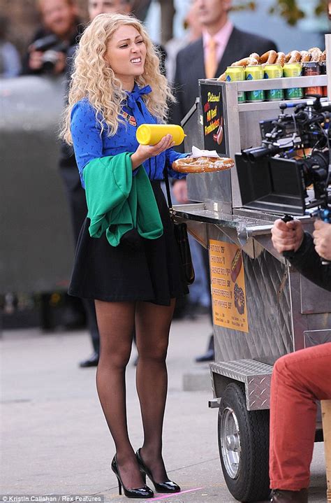sex and the city prequel annasophia robb covers herself in mustard as she films the carrie