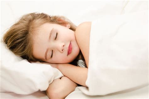 成人睡觉的时间是多少才正常，成年人最佳的睡眠时间是什么时候