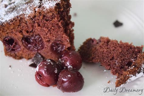 Schokoladig und fruchtig zugleich kommt er als einfacher kastenkuchen daher. luftig-lockerer und saftiger Schoko-Kirsch-Kuchen - Daily ...