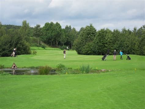 Mai, gehörte der platz den kleinen golfern, die mit teilnehmern aller spielstärken vertreten waren. Golf am Haus Amecke | Sauerland