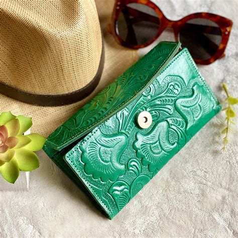 Finding the perfect gift for the special women in your life can be tricky. Handmade Green leather women's wallet card -woman wallet - floral wallet woman - Leather wallet ...