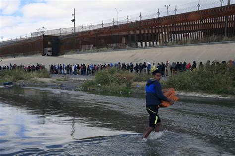 Migrantes En México Se Lanzan Al Río Bravo Para Llegar A Los Estados