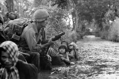 Vietnam War Us Soldier Shields Civilians From Viet Cong Glossy 8x10