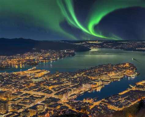 ˈbæ̀ɾɡn̩ (listen)), historically bjørgvin, is a city and municipality in vestland county on the west coast of norway. 1943QFF Bergen Norwegen Nacht mit Nordlicht Foto & Bild ...