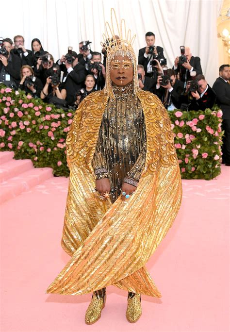 Billy porter rocks gold feathers on oscars 2020 red carpet. Met Gala 2019: Billy Porter Rides a Wave of Camp Right Up ...