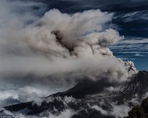 The Most Jaw Dropping Photos Of Erupting Volcanoes Ever Daily Mail Online