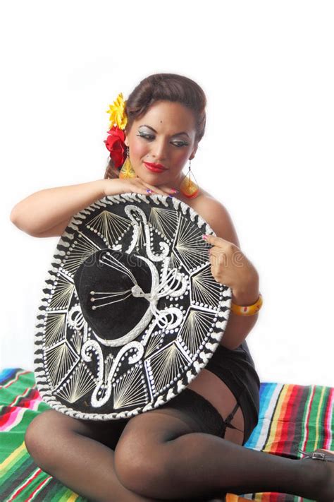 sexy schuw mexicaans pin up girl stock foto image of kleurrijk deken 31554410