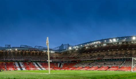 United of course in their red and white home colours. Man United vs. Liverpool likely to be delayed after mass ...
