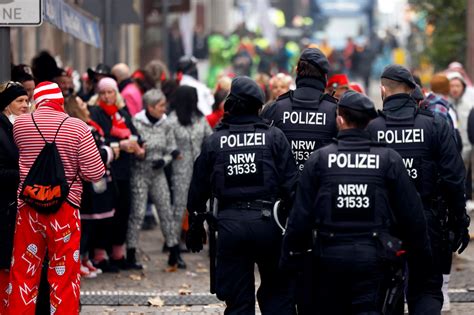 Karneval In Nrw Feierwütige Benehmen Sich In Düsseldorf Daneben Derwestende