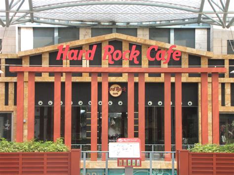 If you want rich comfort food, hard rock cafe singapore will bring it to you. Hard Rock Cafe Sentosa