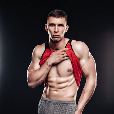L Uomo Muscolare Sexy Di Forma Fisica Che Mostra Il Sixpack Muscles Senza Grasso Sopra Fondo