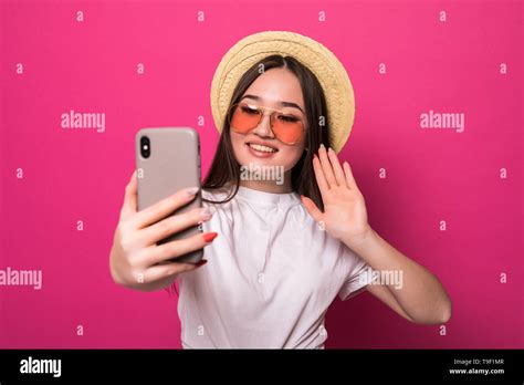 Sociable Chica Asiática Teniendo Selfie O Hablar Por Videollamada Con Teléfono Celular Aislado