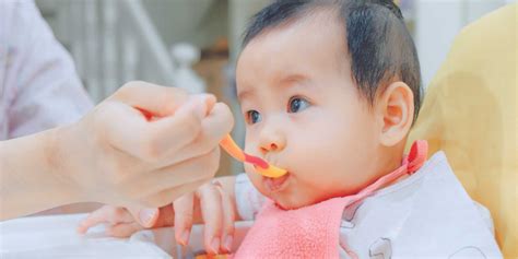 Perkembangan bayi 3 bulan secara fisik dan emosional. Perkembangan Bayi 6 Bulan: Waktunya Makan MPASI dan ...