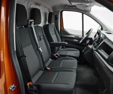V provedení pro přepravu nákladu a pro přepravu osob. Neuer Ford Transit Custom: frisches Styling, cleverer ...