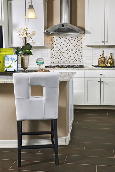 See more ideas about richmond american homes, richmond american, home. Thomas model home kitchen with white cabinets, tile backsplash & more | RichmondAmerican.com ...